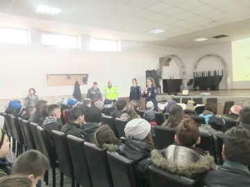 Elevii din Nicolae Bălcescu s-au întâlnit cu poliţiştii